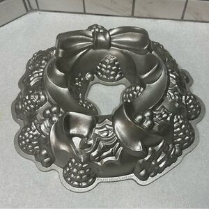 Nordicware Christmas Holiday Wreath Ribbon Bundt Cake Pan Pinecones Holly 9 cup
